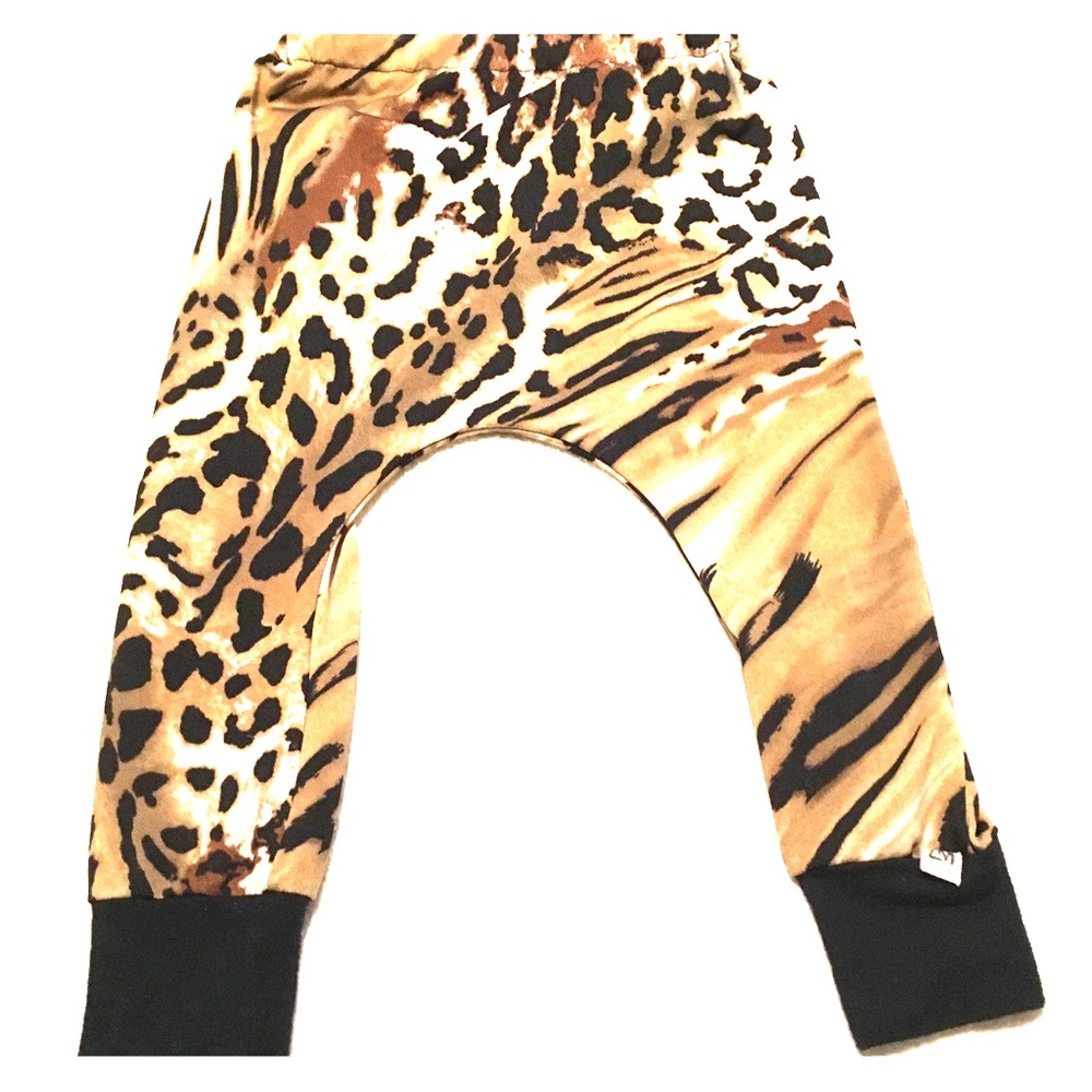 No size tag. ZM apparel fit best 12/24 months EEUC